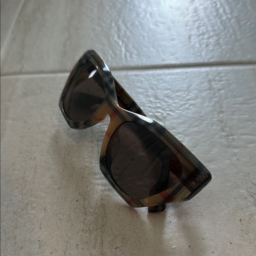 Burberry sunglasses - Picture 2 of 4